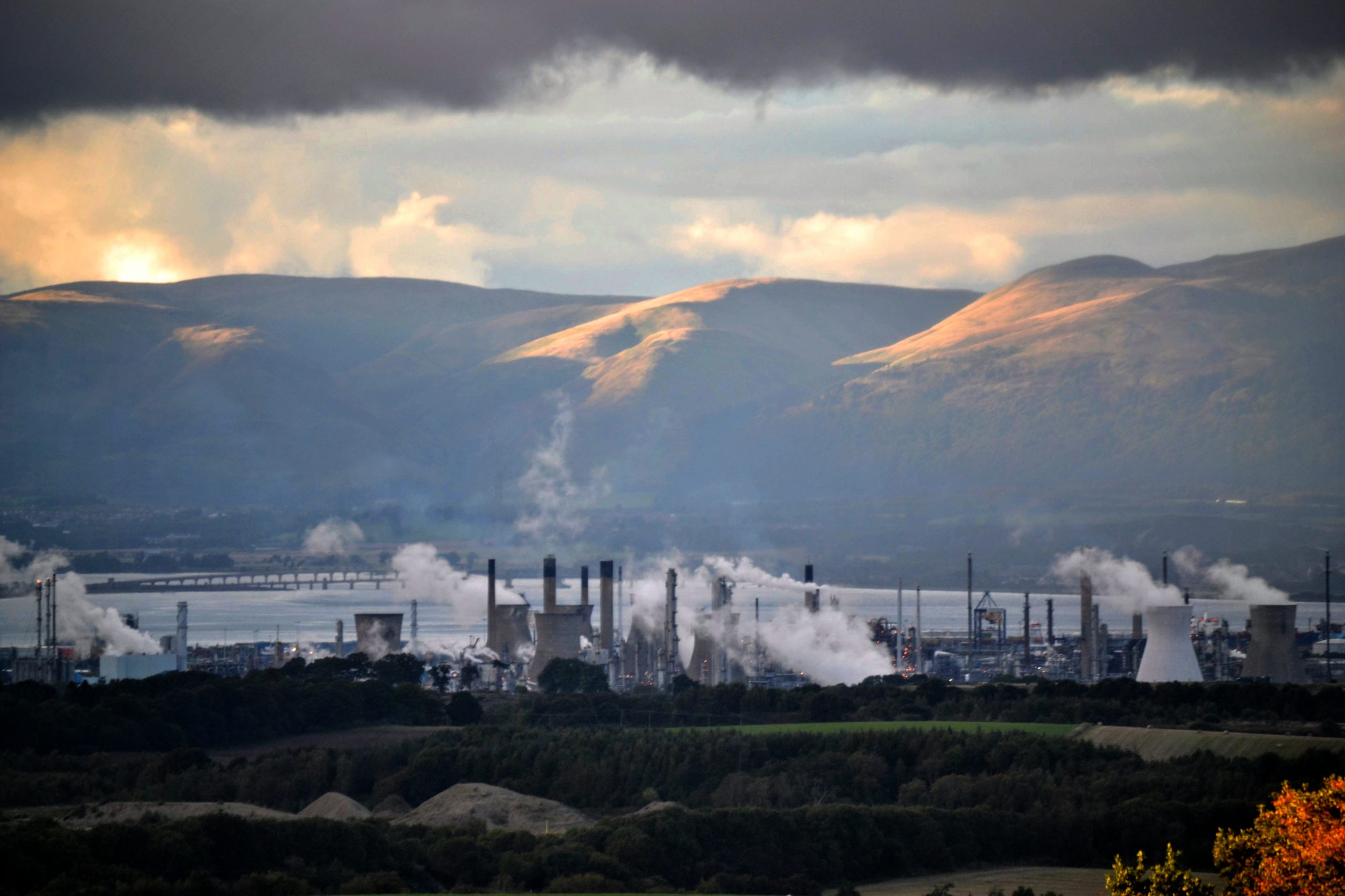 Grangemouth oil refinery in Scotland, source: Wikimedia Commons