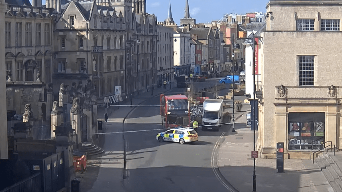 Image of Broad Street in Oxford, evacuated and cordoned off by police.