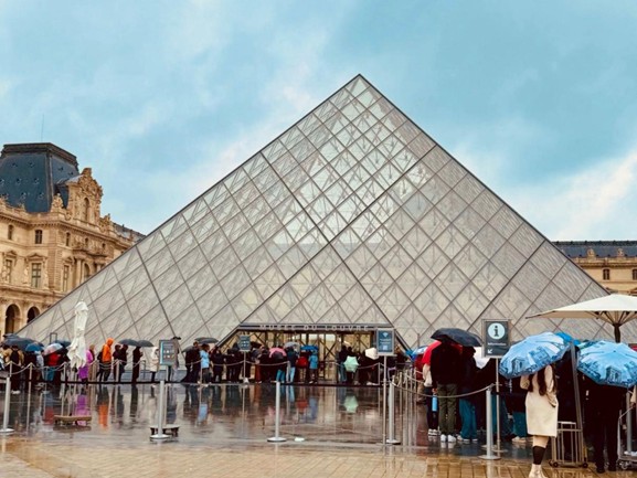 Louvre Heist: Paris in Shock After €88 Million Theft 