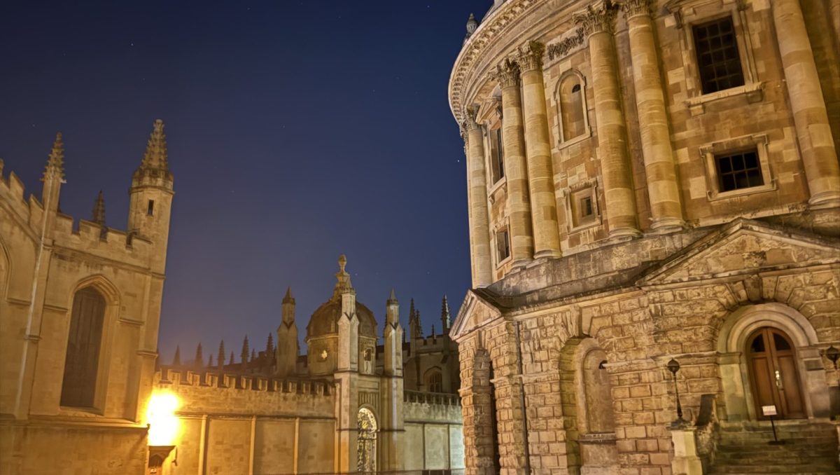 picture of the Radcliffe Camera and surrounding buildings at night