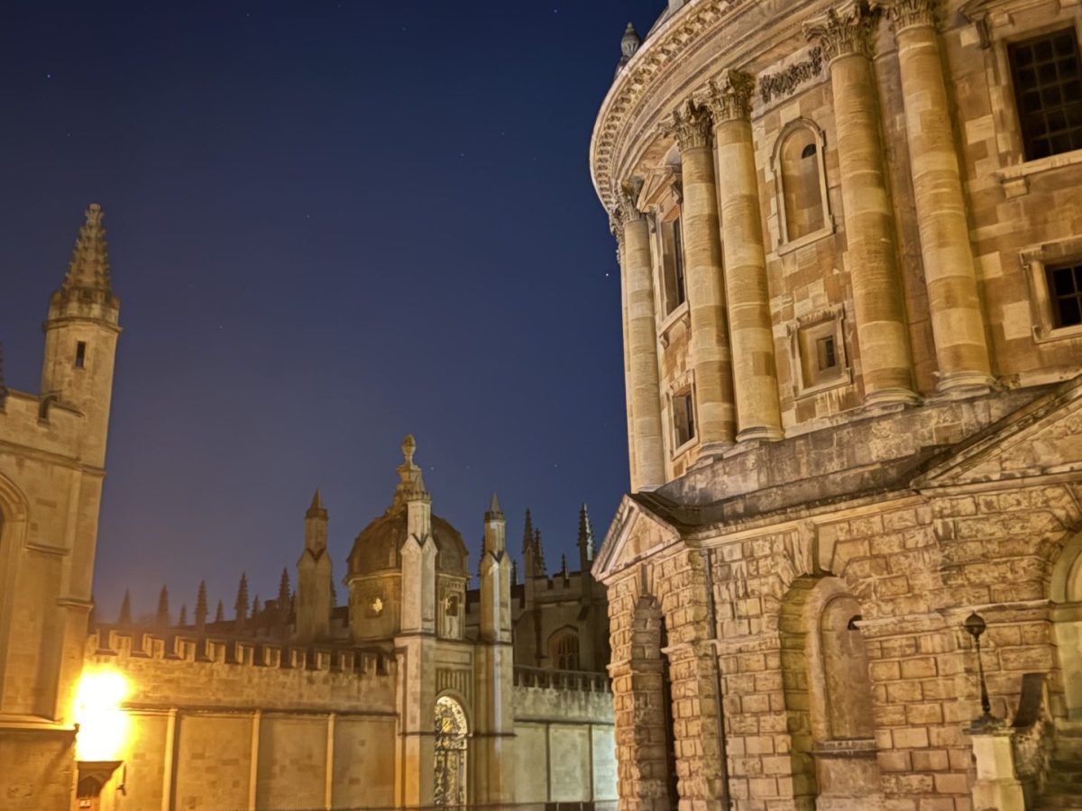 picture of the Radcliffe Camera and surrounding buildings at night