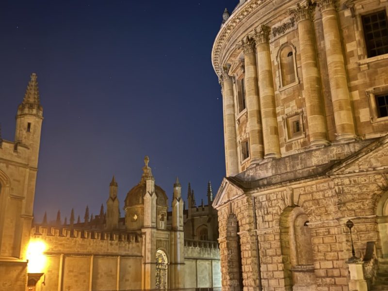 picture of the Radcliffe Camera and surrounding buildings at night