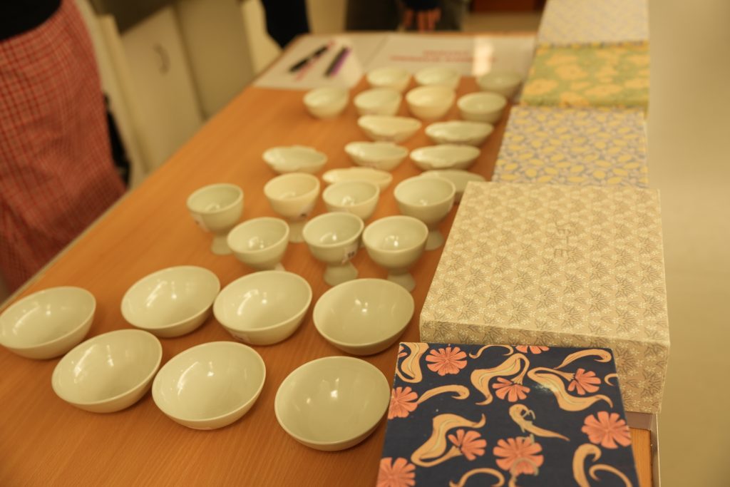 An image of Chinese tea cups for a tea drinking session.