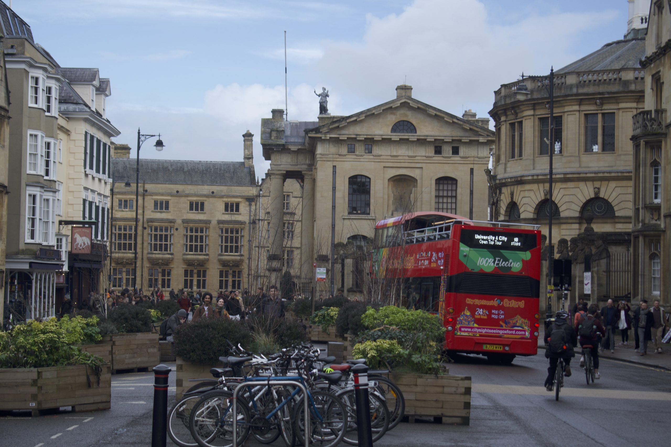 Oxford’s Chabad Society Host Lag BaOmer Celebrations on Broad Street 